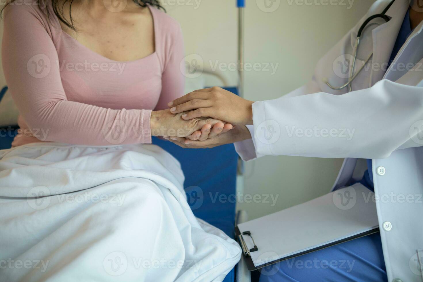 fysiek therapeuten zijn adviseren ouderen persoon naar krijgen hen naar Doen fysiek behandeling Bij regelmatig intervallen. concept van geven advies en aanmoediging naar een ouderen persoon aan het doen fysiotherapie. foto