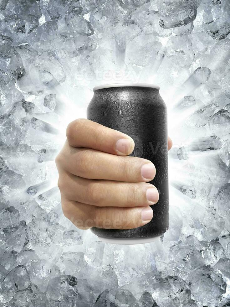 aluminium kan met water druppels in hand, Aan een ijs gebroken plons achtergrond foto