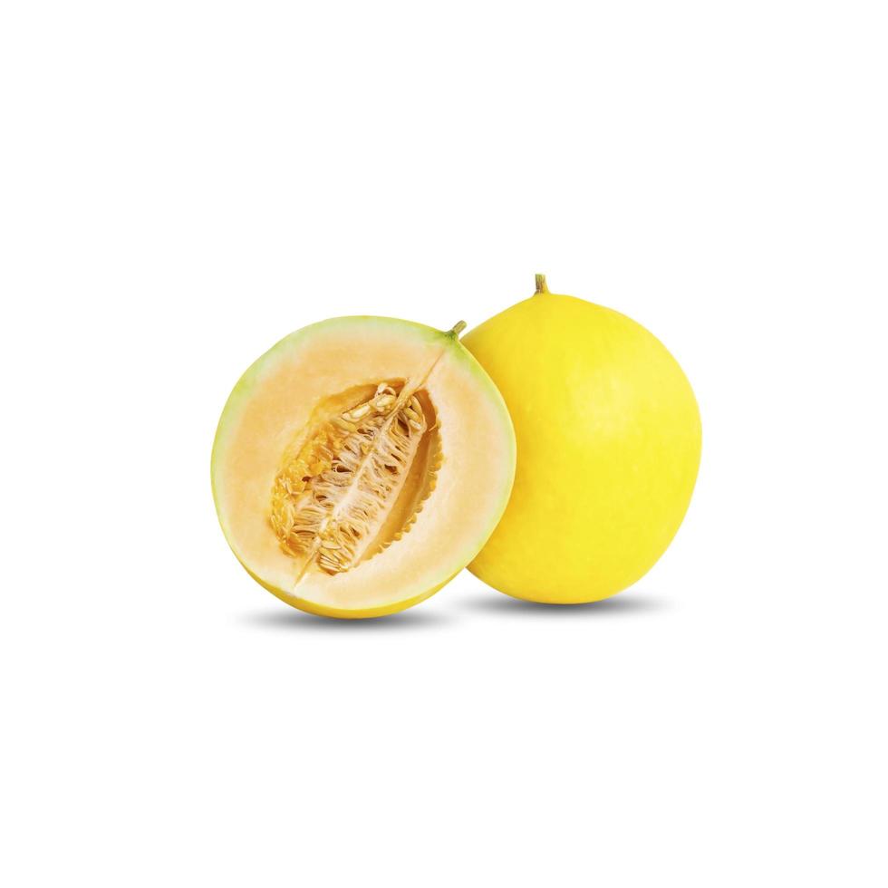een meloen of meloen gele kleur en een half stuk geïsoleerd op een witte achtergrond foto