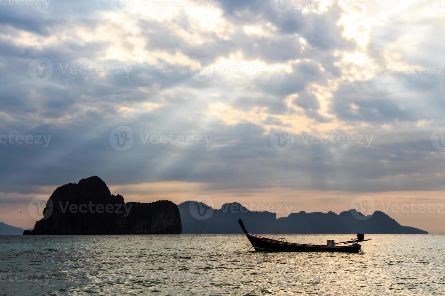 boot op zee en lucht met zonnestraal in trang thailand foto