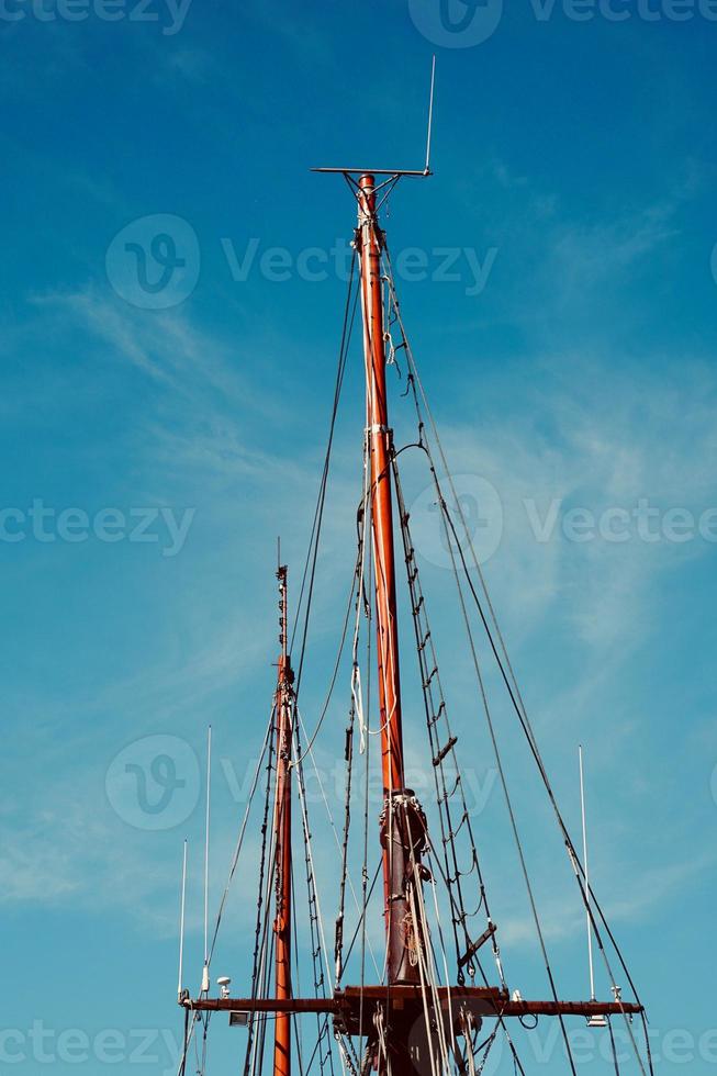 zeilboot mast in de zeehaven foto