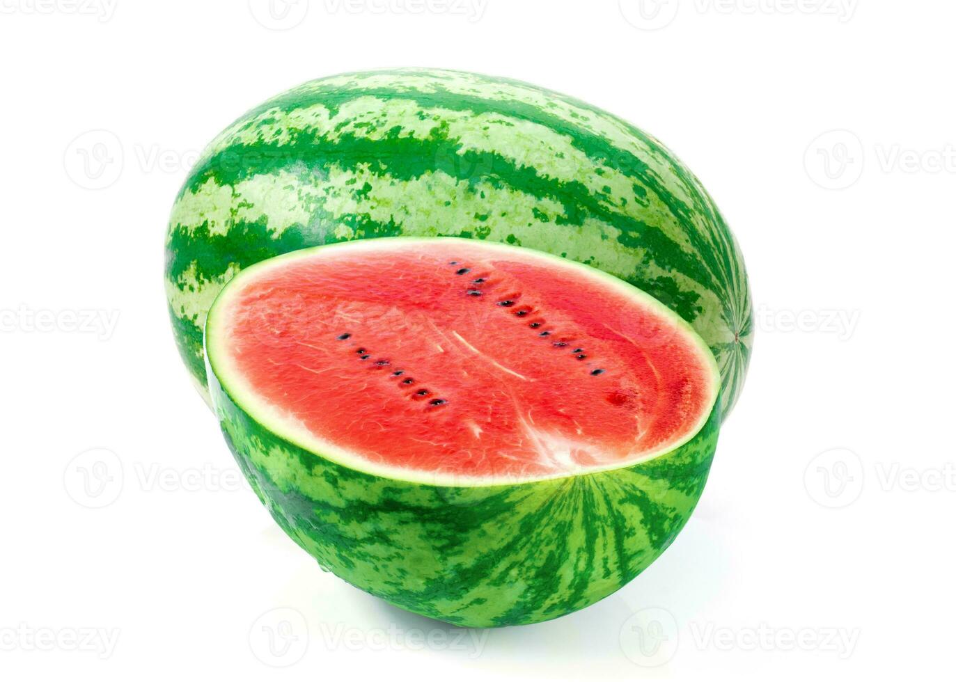fruit watermeloen besnoeiing in voor de helft Aan de wit grond foto