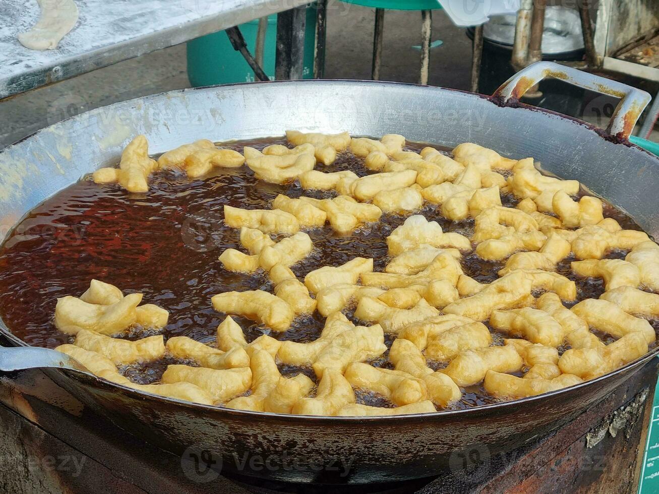 patongo gebakken voedsel ontbijt bakken in een pan foto