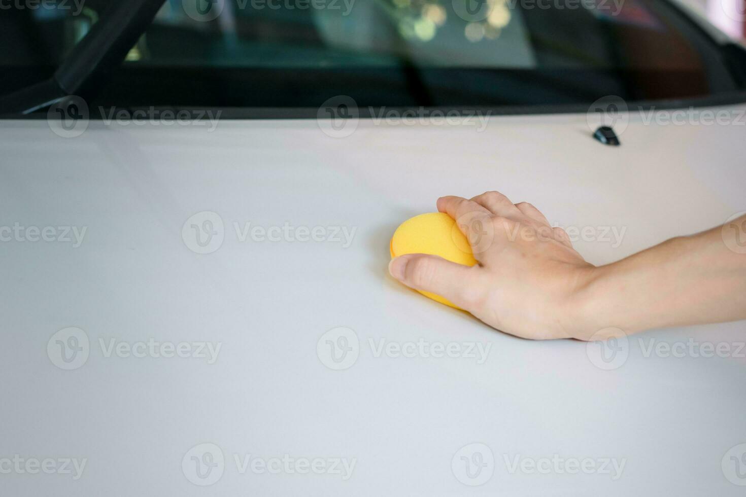 geel spons polijsten en schoonmaak de auto foto