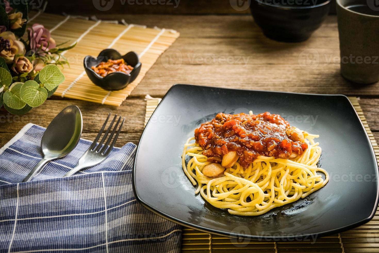 spaghettideegwaren met worst en tomatensaus foto