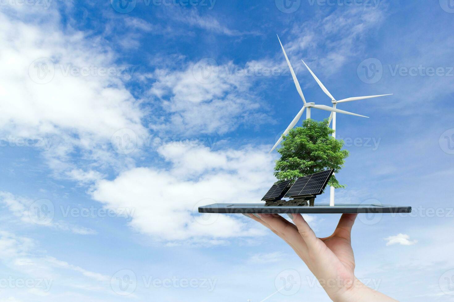 ecologisch systeem zonne- energie in de stad Aan de hand- Holding de tablet foto