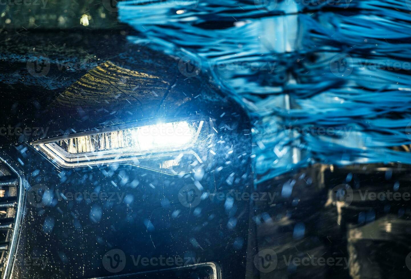 modern voertuig in de auto wassen foto