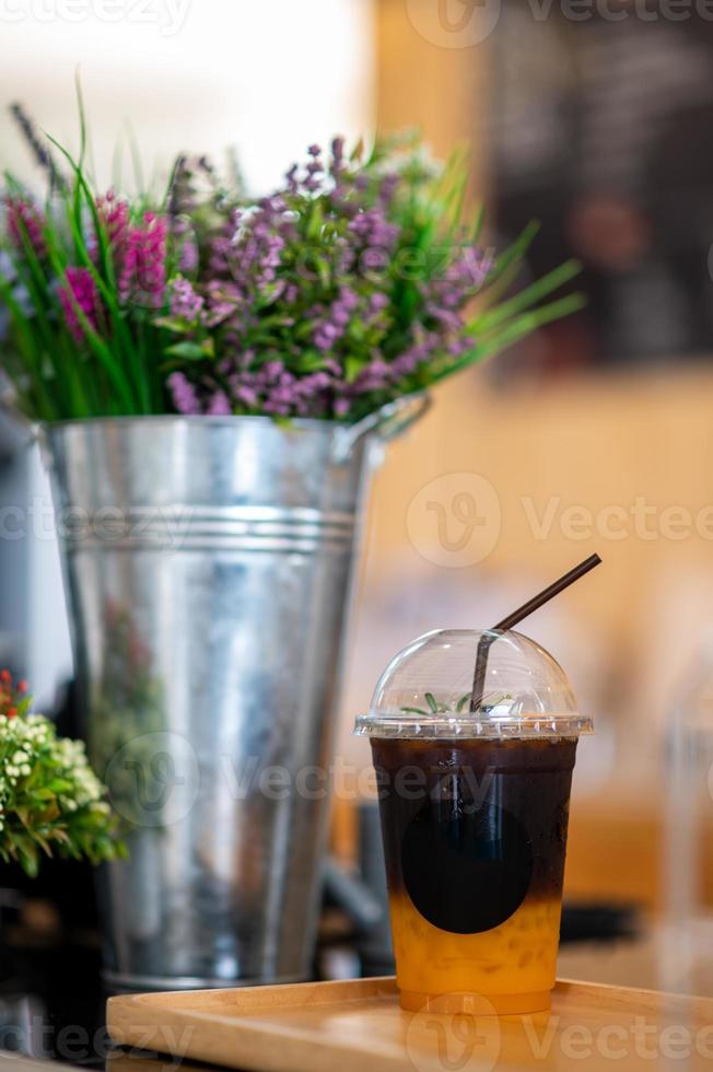 een glas oranje koffie op tafel in het café foto