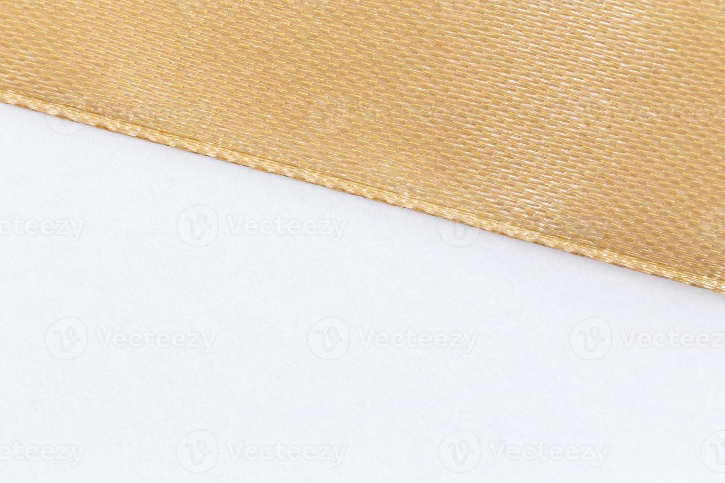 close-up van gouden lint geïsoleerd op wit met kopie ruimte voor tekst foto