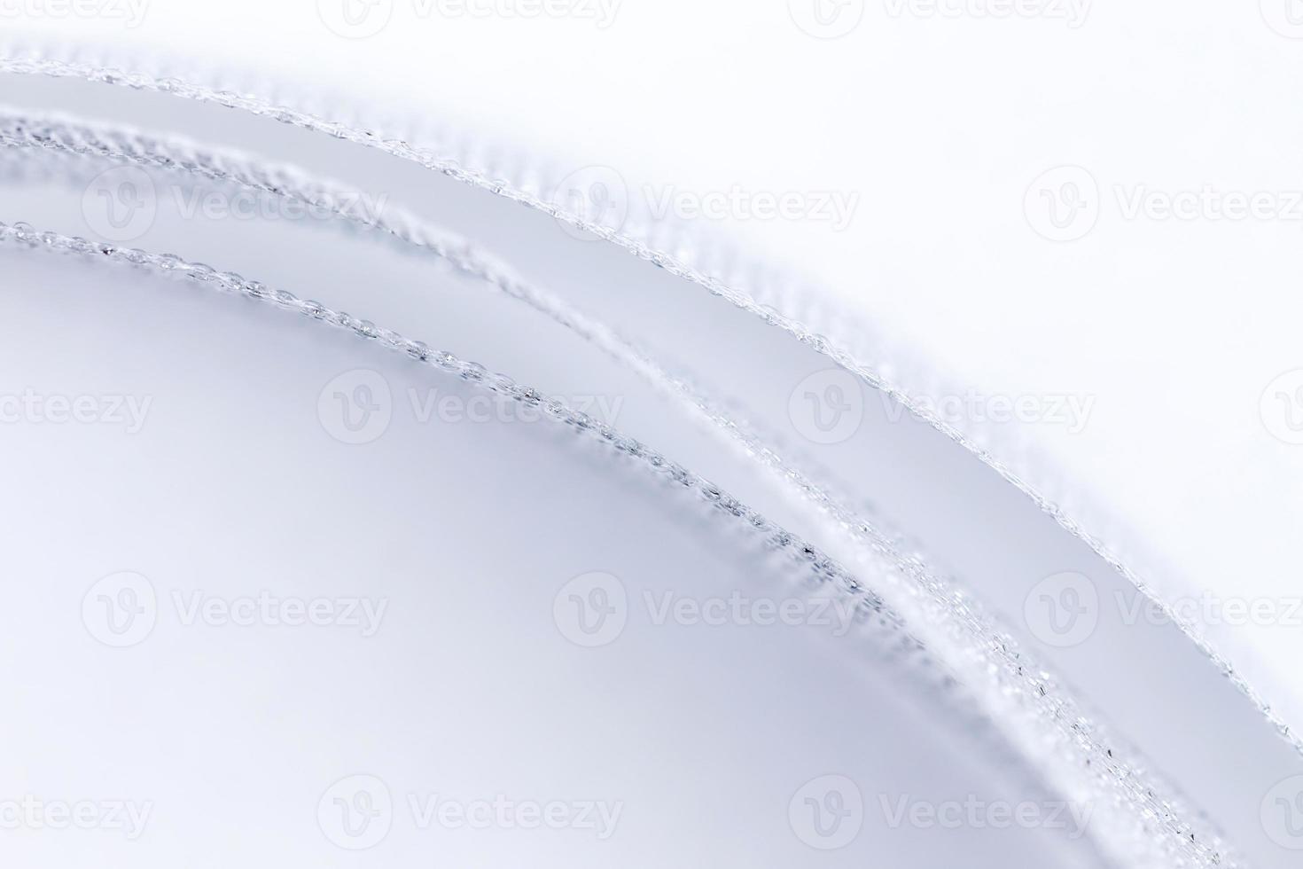 close-up zilveren lint boog geïsoleerd op een witte achtergrond foto