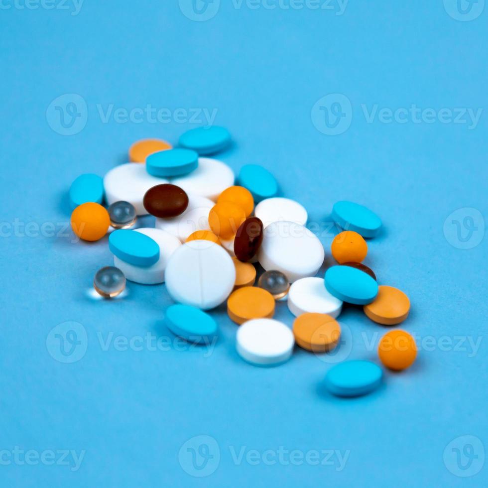 multi gekleurde pillen op een blauwe achtergrond close-up foto