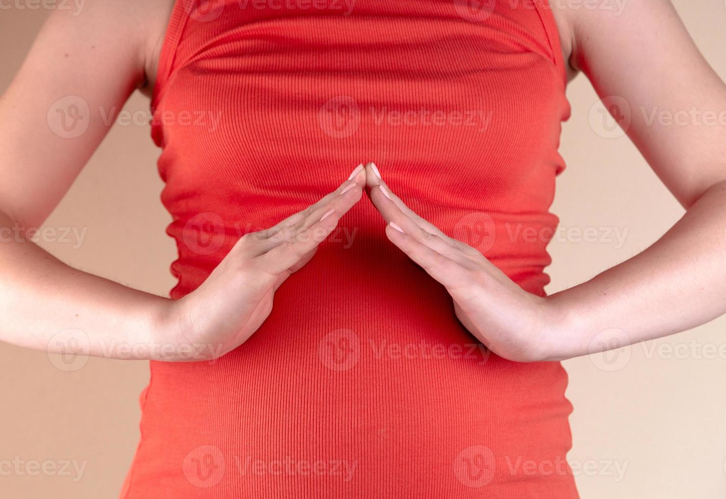 een vergrote weergave van de buik van een zwangere vrouw in het rood foto