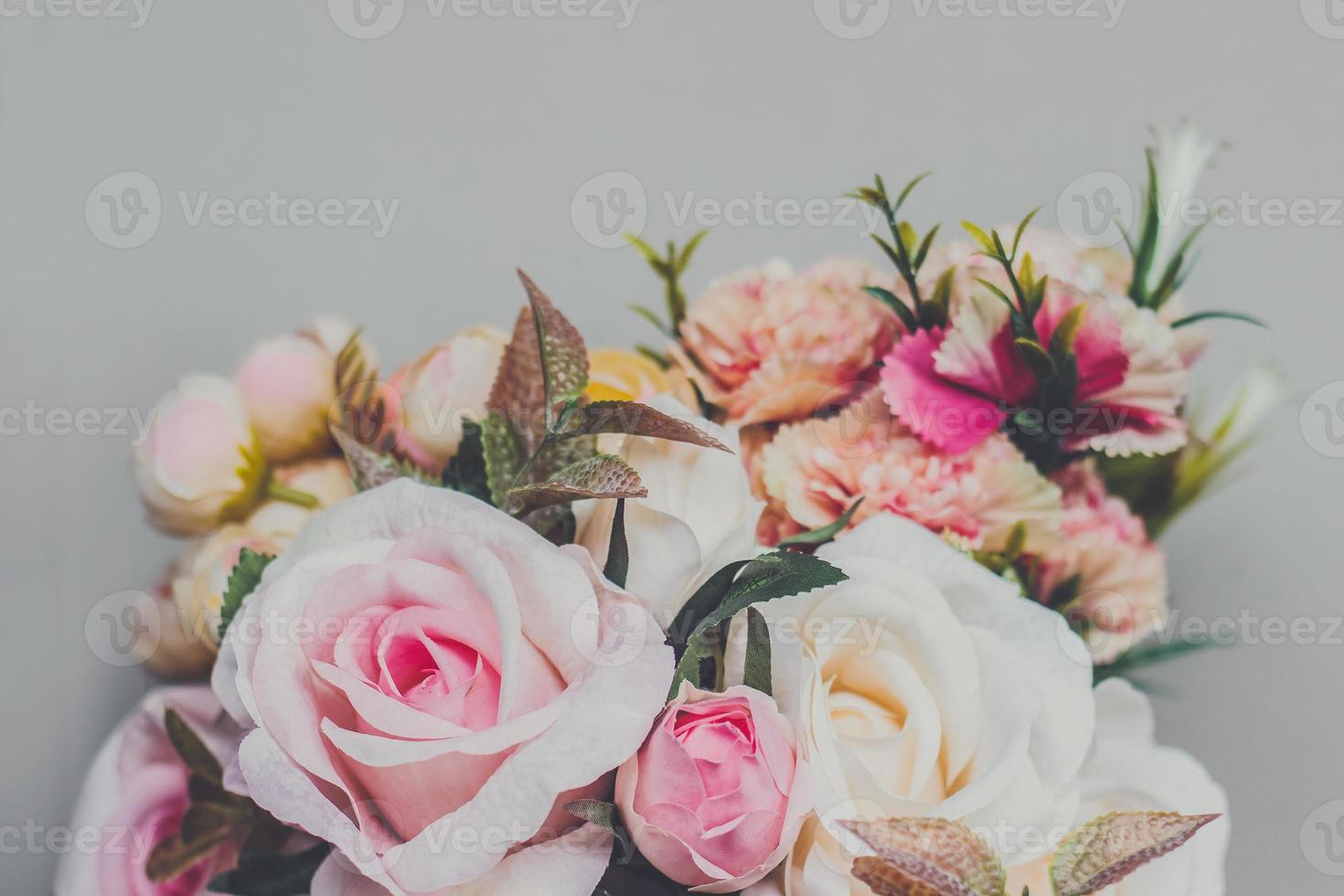 boeket van kunstmatige pastelkleurenbloemen op grijze hoogste mening als achtergrond met exemplaarruimte foto