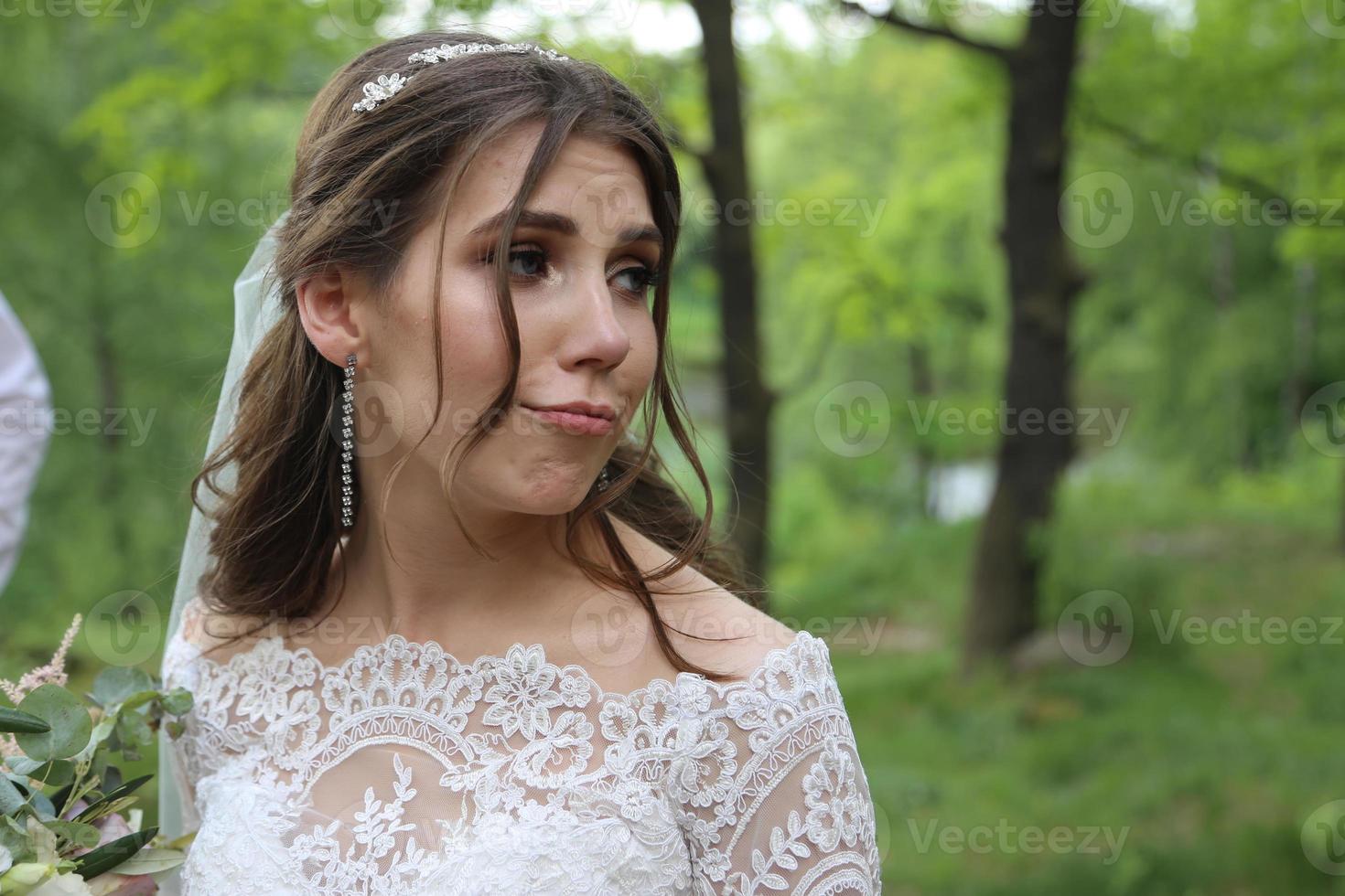 rustieke stijlemoties van de bruid in de natuur foto