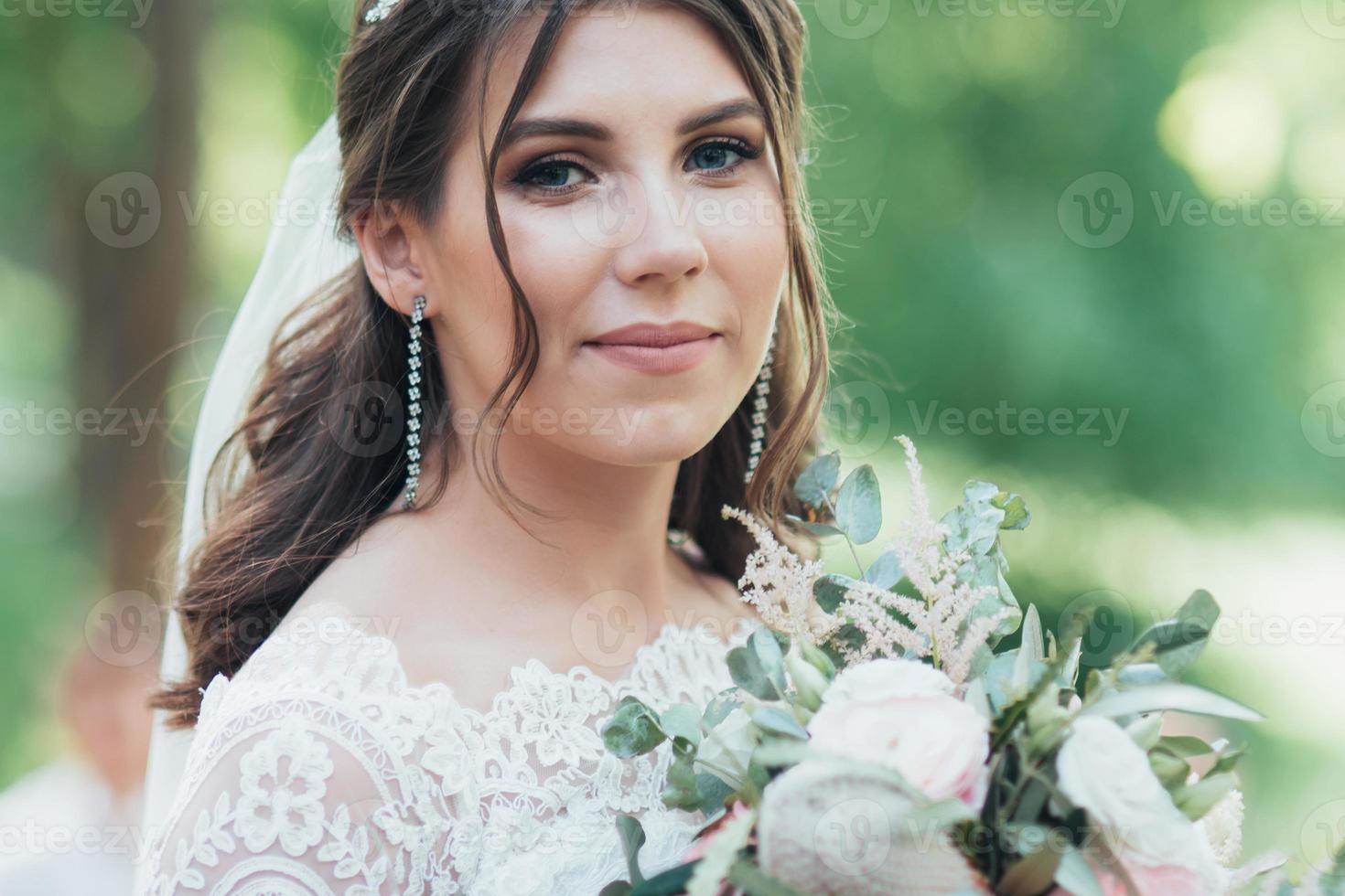 huwelijksfotografie in rustieke stijl emoties van de bruid in de natuur foto