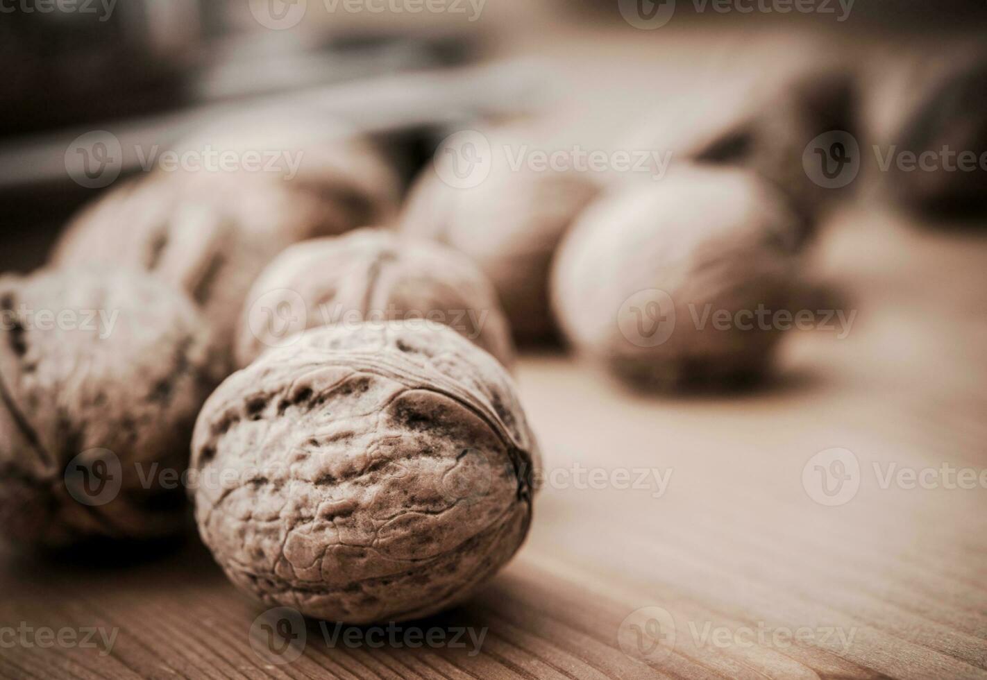 walnoten Aan hout tafel foto