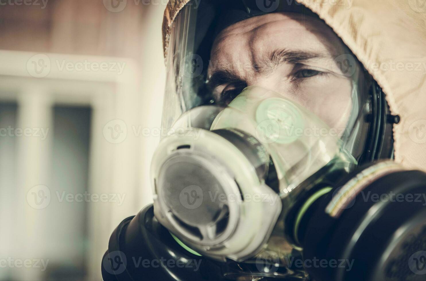 moe mannen in veiligheid biohazard masker aan het bedekken zijn gezicht foto