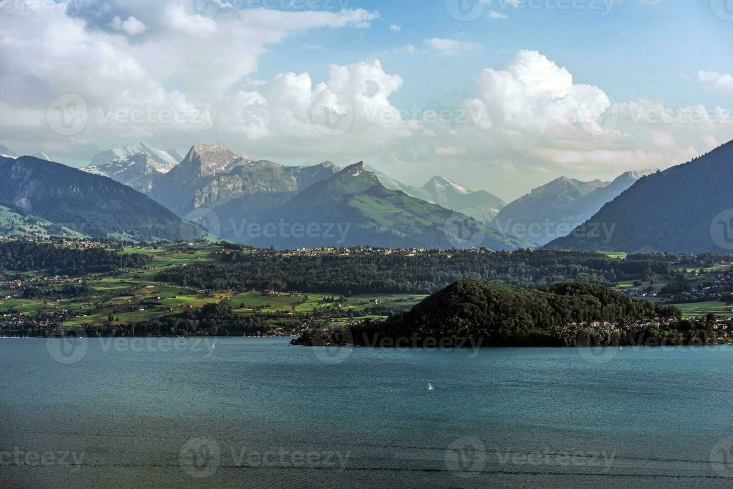 meer thun in Zwitserland foto