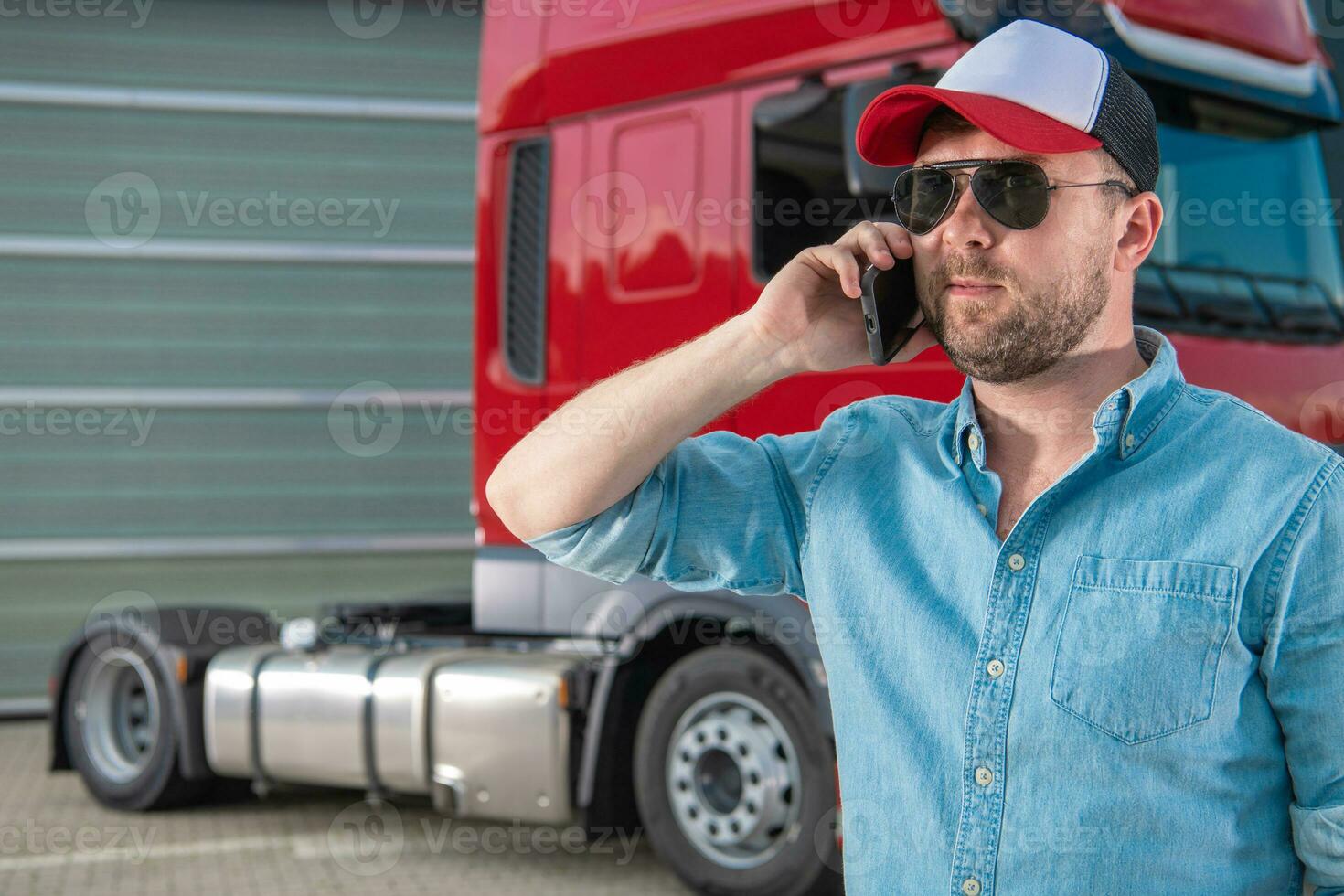 vrachtauto bestuurder bestellen nieuw trekker onderdelen door telefoon foto