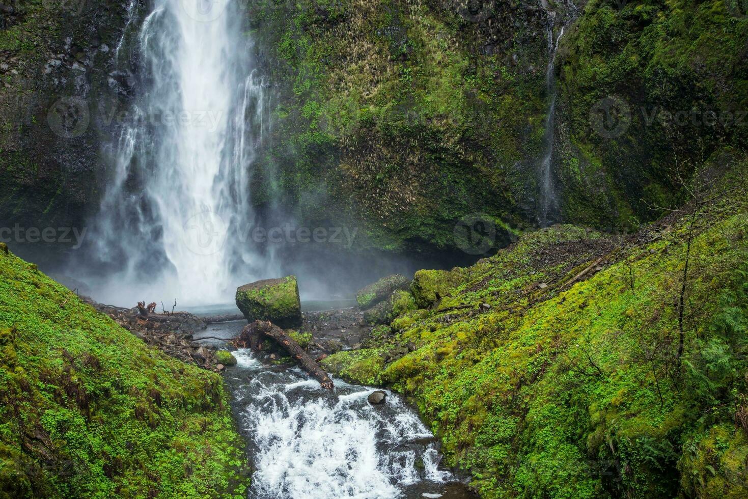 schilderachtige multnomah-watervallen foto