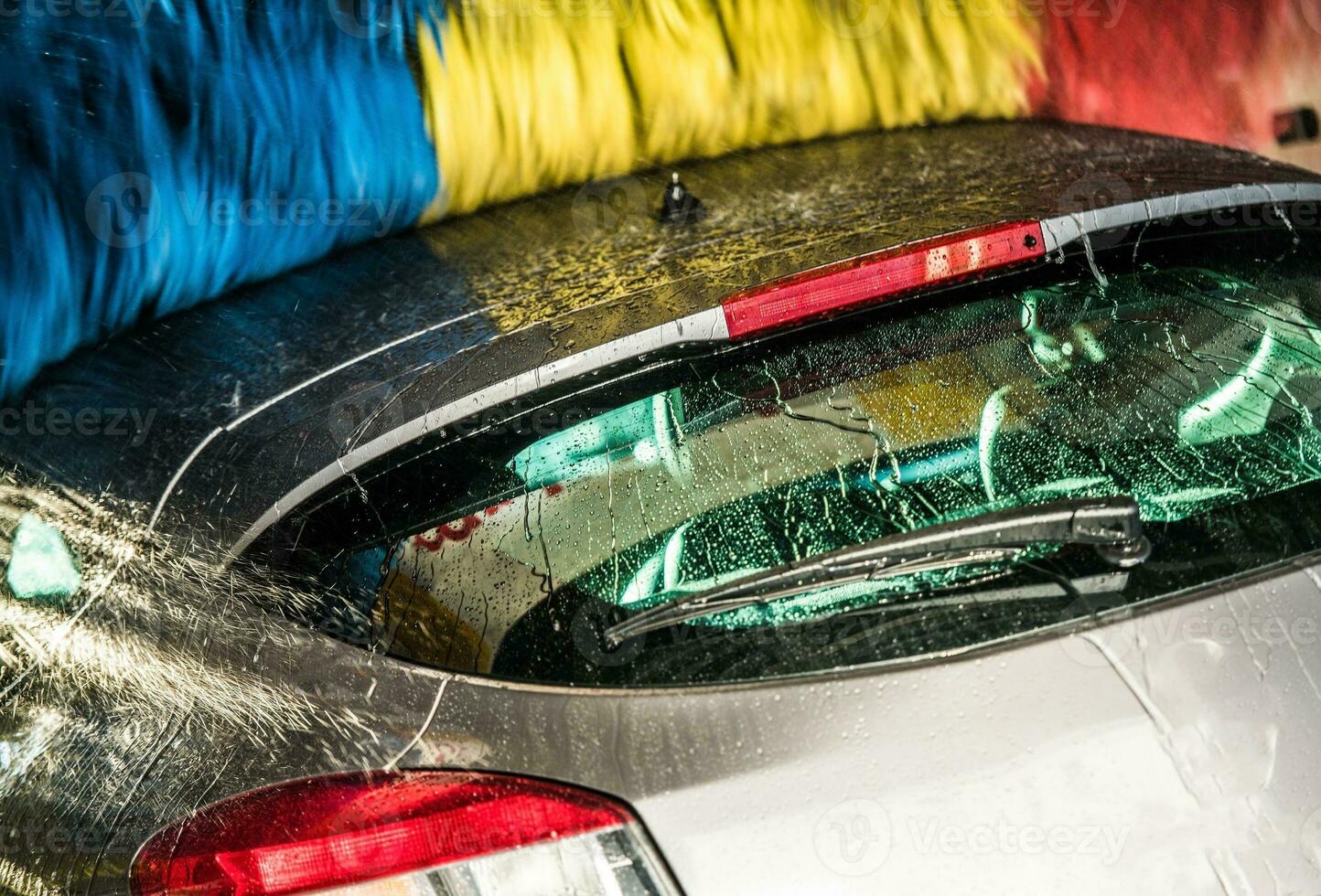 modern auto in de auto wassen foto