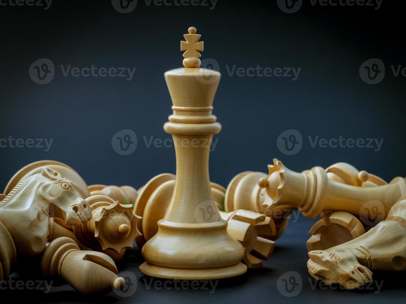 schaakconcept van red de koning en red de strategie foto