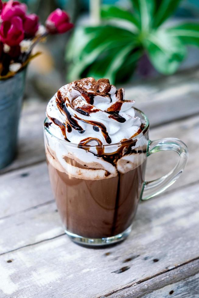 warme chocolademelk cacao in glazen mok met slagroom foto