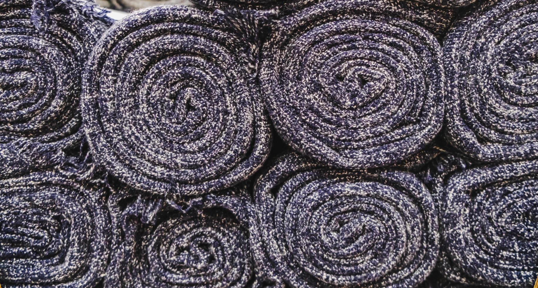 close-up op veel stapelbare tapijtrollen foto