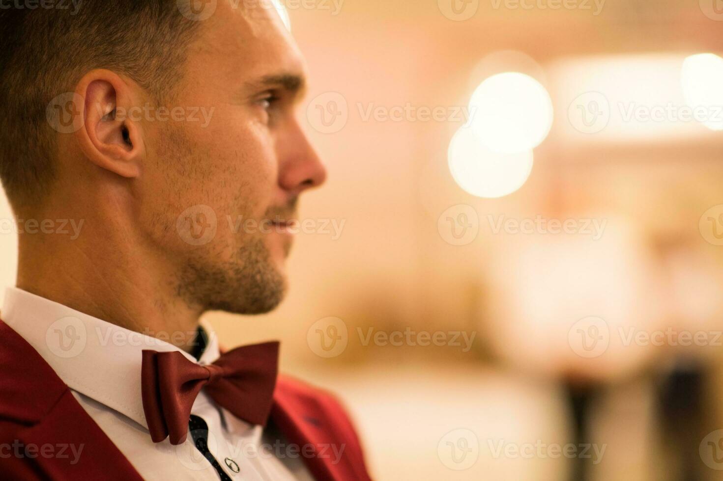 heer met rood boog stropdas foto