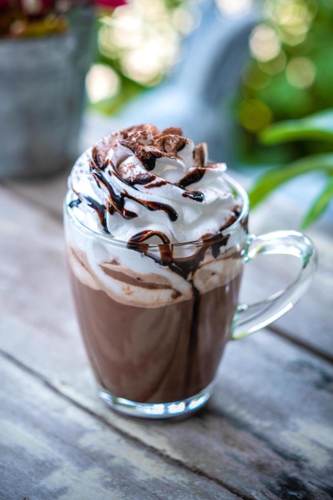 warme chocolademelk cacao in glazen mok met slagroom foto