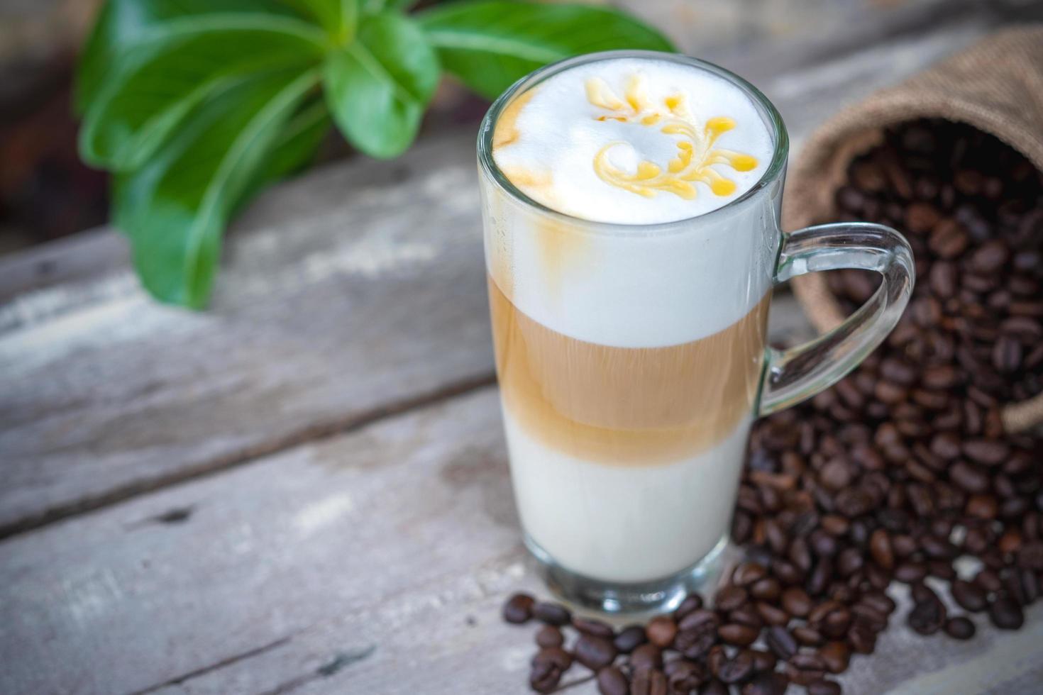 hete karamelkoffie in glas met koffiebonen foto