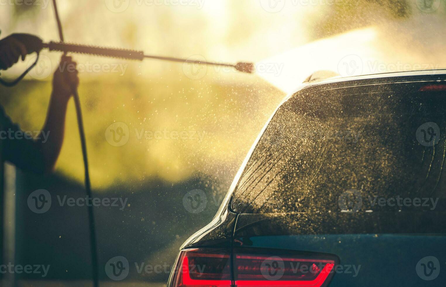 modern auto het wassen gebruik makend van druk wasmachine in een auto wassen. foto