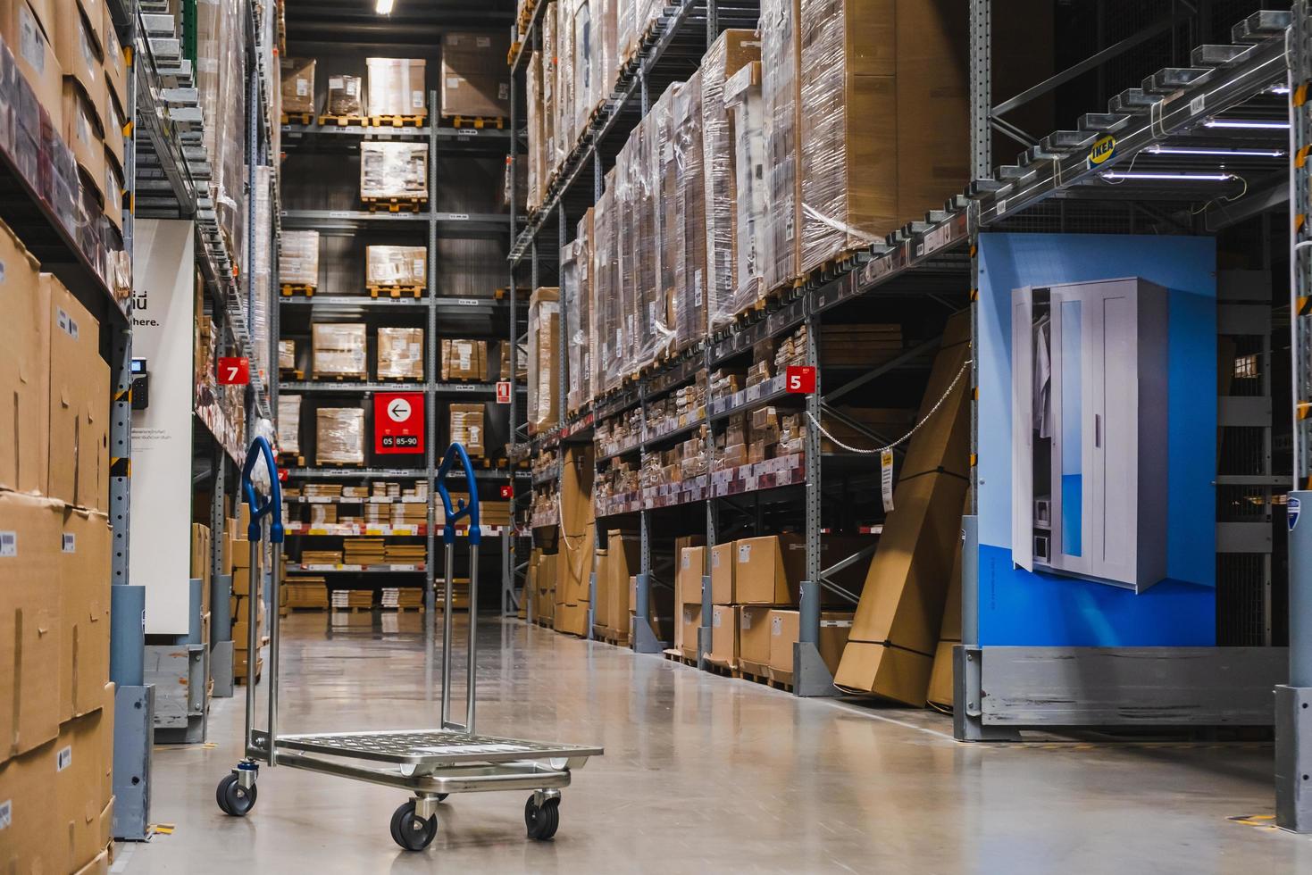 een kar in magazijngang in een ikea-winkel foto