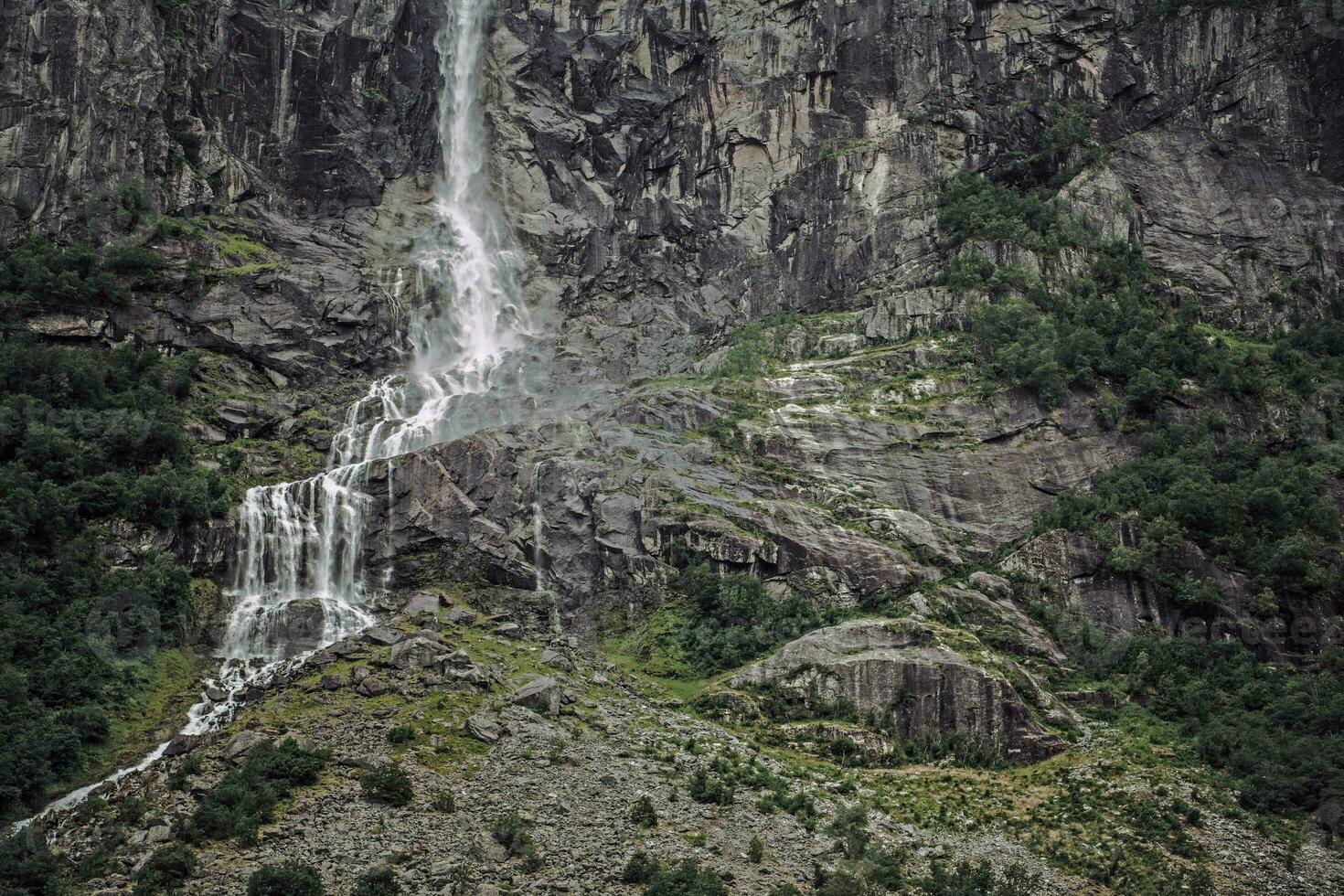 hoog waterval in Noorwegen stromen naar beneden berghelling. foto