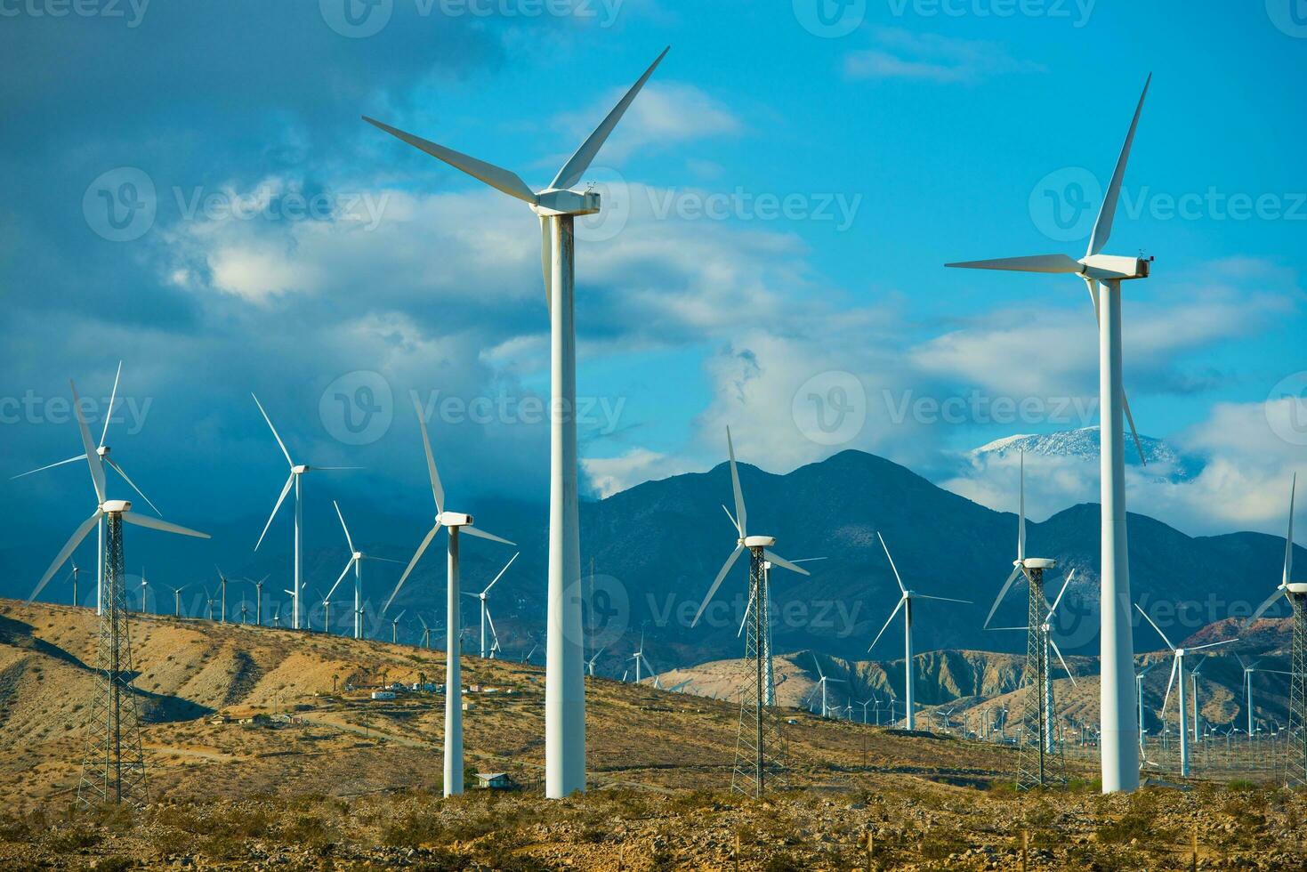 winderig plek wind turbines foto