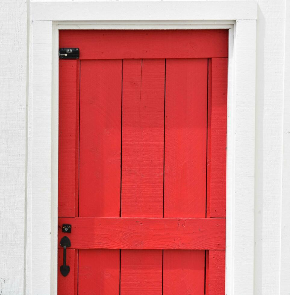 rood schuur deur Aan huisje foto
