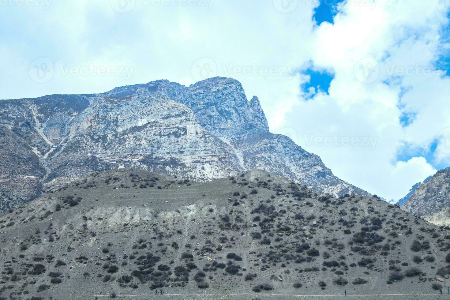 groot rotsachtig heuvels en lokale bevolking Aan de hieronder foto