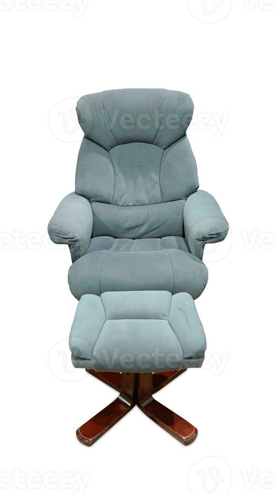 blauw leer fauteuil fauteuil en voetenbank reeks en bruin houten been Aan wit achtergrond, object, meubilair, vintage, retro, modern, kopiëren ruimte foto