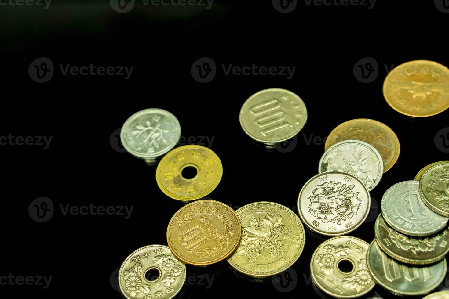 detailopname en top visie van Japan valuta munten isoleren Aan zwart achtergrond. foto