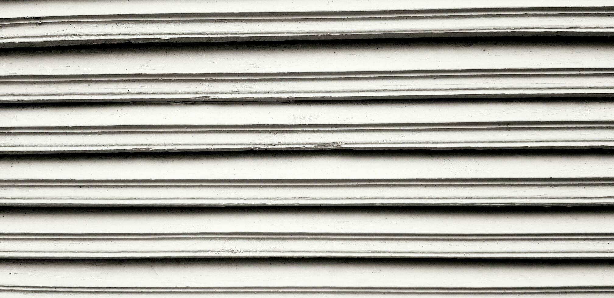 dichtbij omhoog lijn patroon van grijs of grijs houten deur voor achtergrond in zwart en wit toon foto
