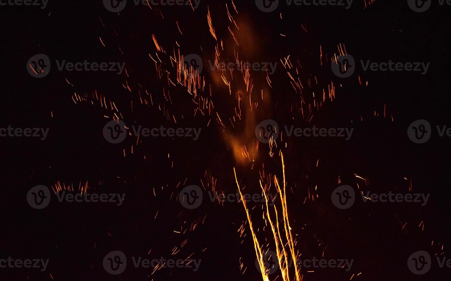 oranje vuurwerk in de lucht tijdens de nacht foto