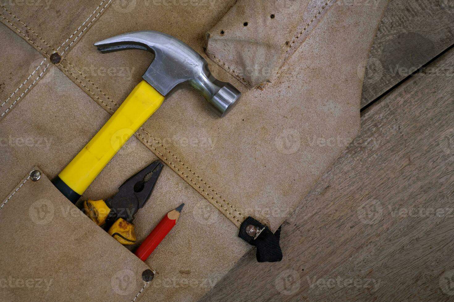 verzameling van houtbewerking oud handgereedschap in lederen schort op een ruwe houten werkbank foto