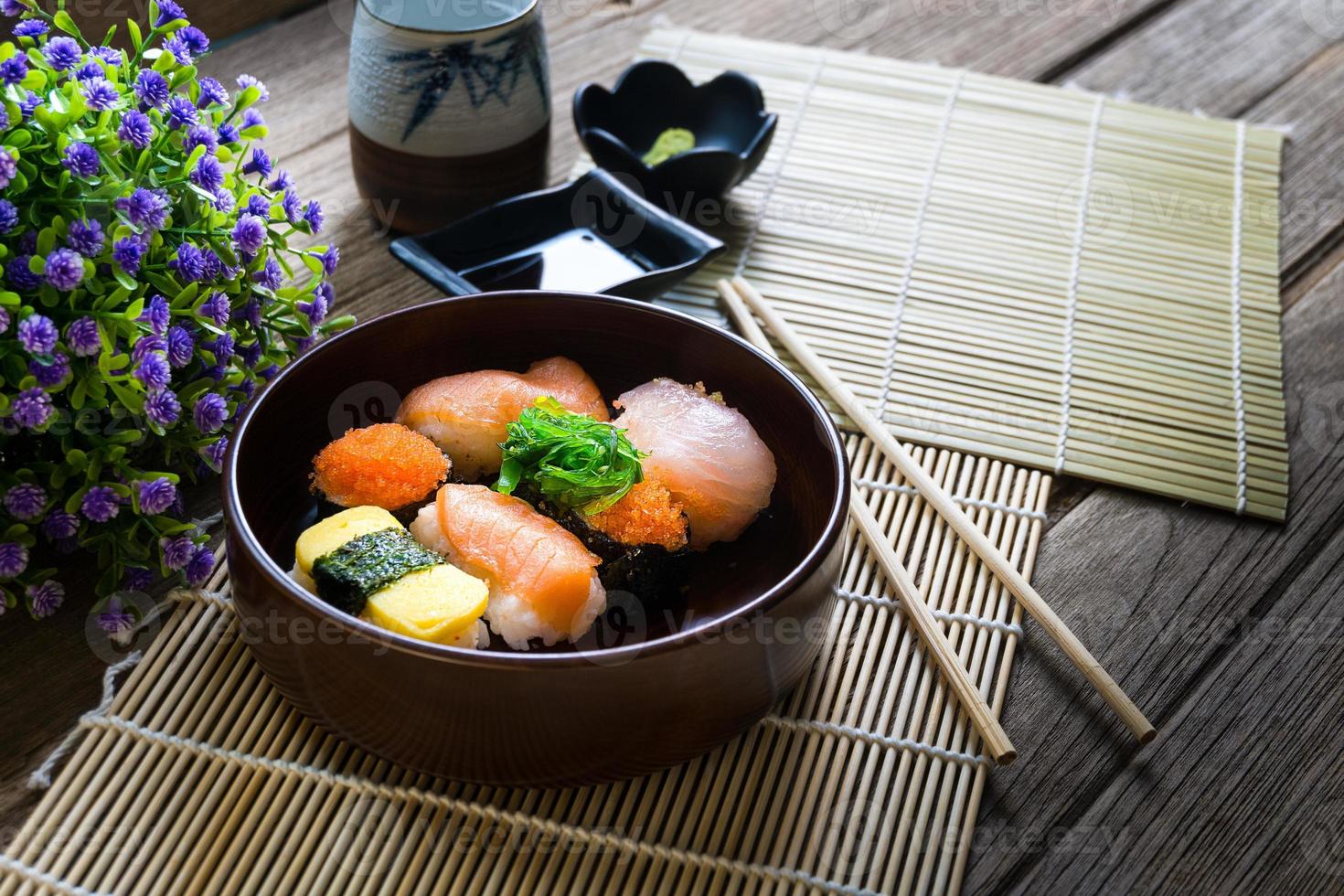 sushi set geserveerd op houten tafel foto