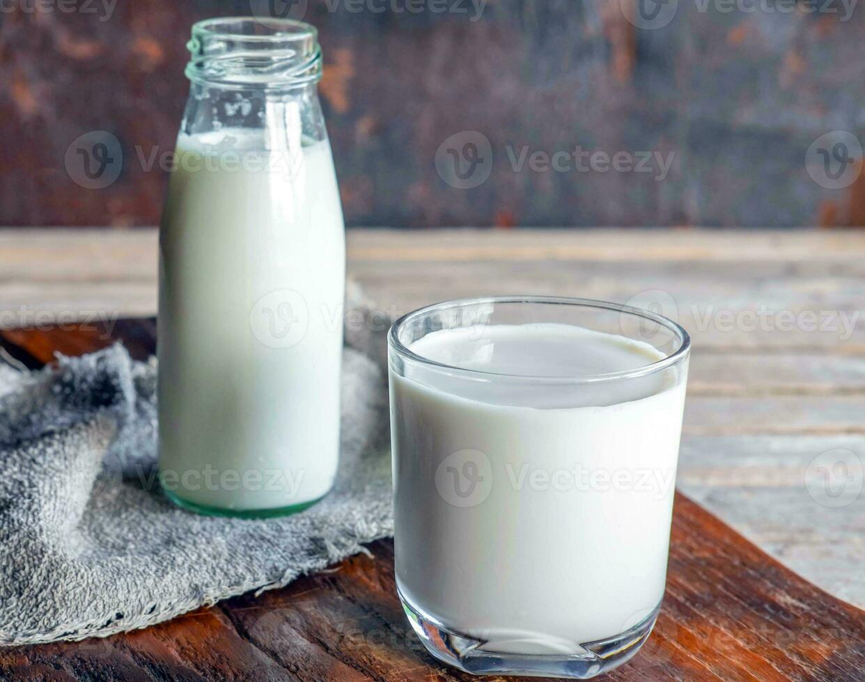 flessen en melkglazen op een houten tafel foto