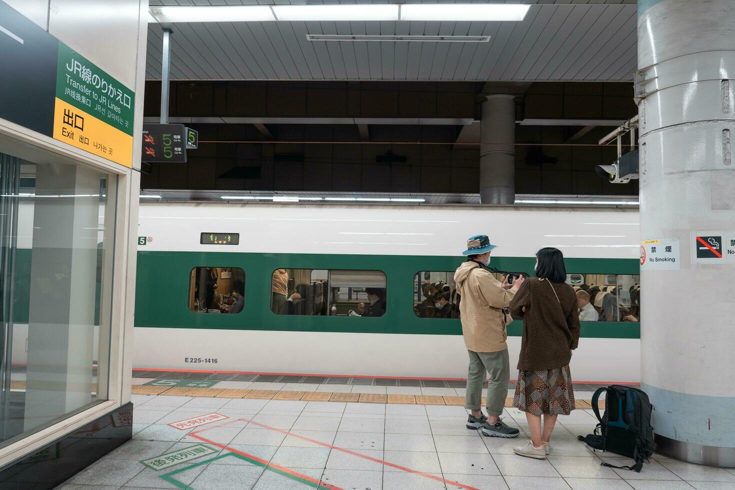 Tokio, Japan - april 10, 2023 e5 serie shinkansen Aan een yamabiko onderhoud naar sendai Bij ueno station. foto