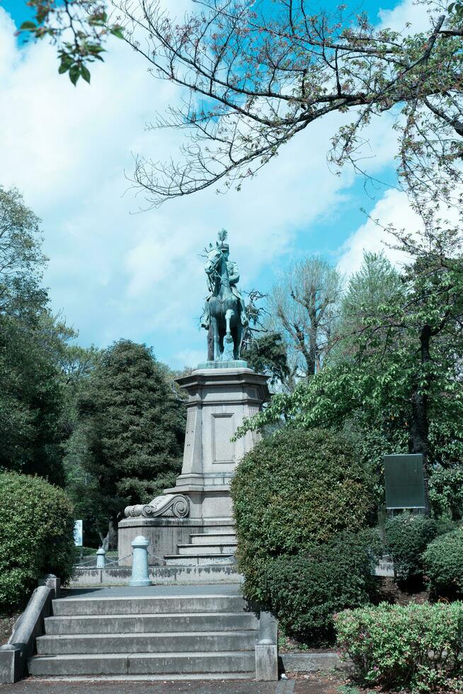 Tokio, Japan - april 8, 2023 standbeeld van prins komatsu akihito in ueno park gedurende lente in april foto