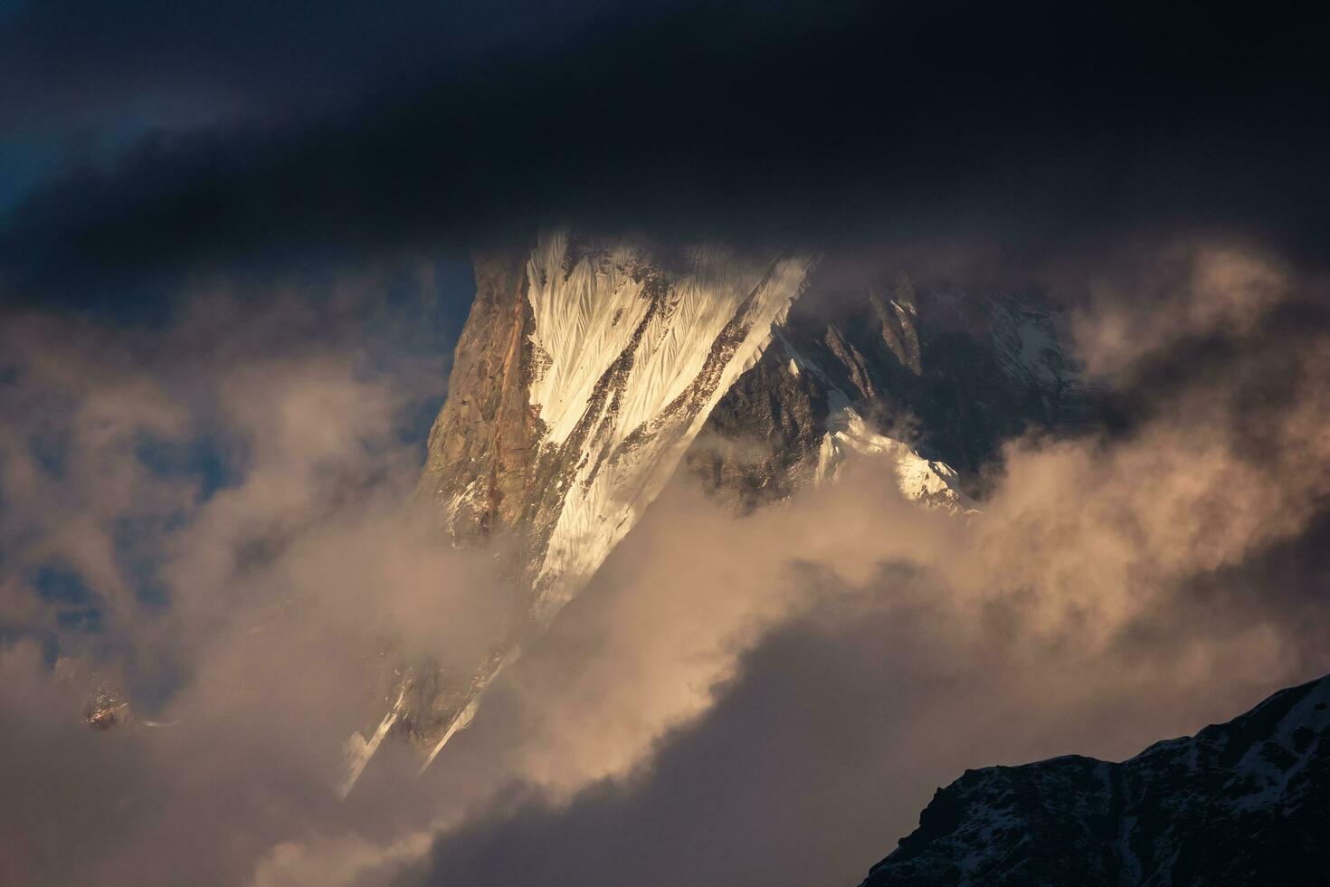 detail van de besneeuwd berg top van Machhapuchhare in Nepal foto