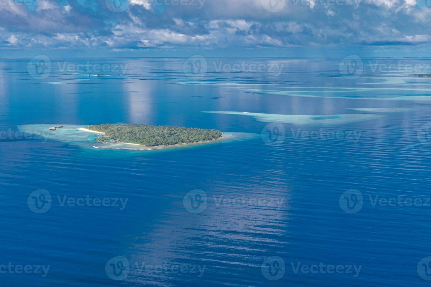 tropisch eilanden en atollen in Maldiven van antenne visie. beroemd reizen bestemming en luxe vakantie of zomer vakantie concept. antenne landschap van blauw zee en vakantieoorden, hotels. mooi natuur foto