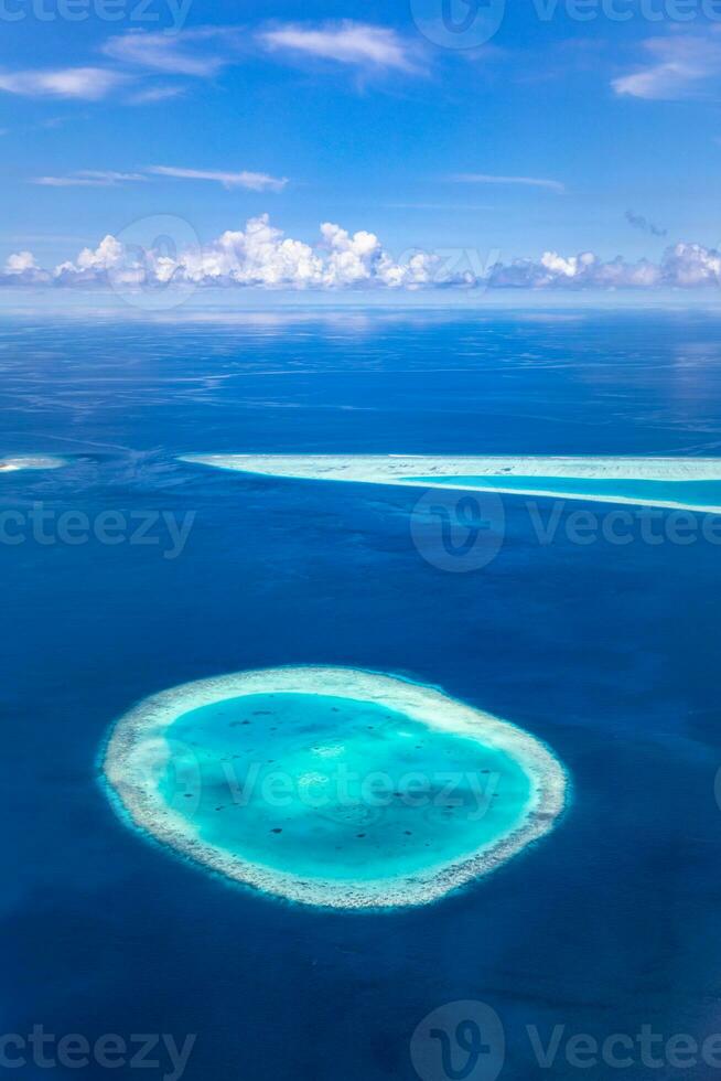 tropisch eilanden en atollen in Maldiven van antenne visie. beroemd reizen bestemming en luxe vakantie of zomer vakantie concept. antenne landschap van blauw zee en vakantieoorden, hotels. mooi natuur foto