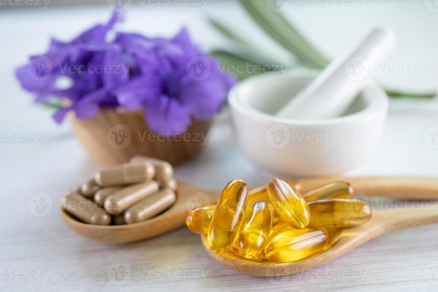 alternatieve geneeskunde kruiden organische capsule met vitamine e omega 3 visolie minerale drug met kruiden blad natuurlijke supplementen voor gezond goed leven foto